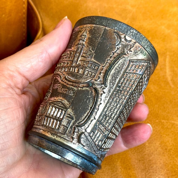 Very vintage souvenir of Atlanta heavy pencil cup with landmarks. Old patina - Picture 7 of 10